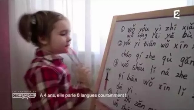 5岁女孩通晓8门语言掌握3种语系,罗杰斯女儿算